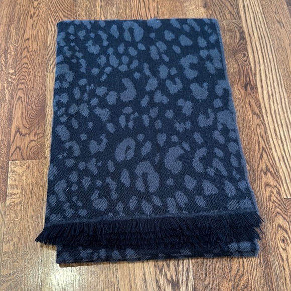 Gap Women’s Black Leopard Print Reversible Scarf - Picture 1 of 6